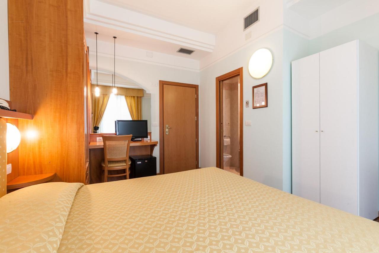 Hotel Astor Rimini Extérieur photo